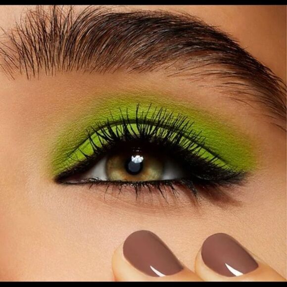 MAC What's the WiFi Matte Eyeshadow (Neon Lime Green) - Picture 10 of 15